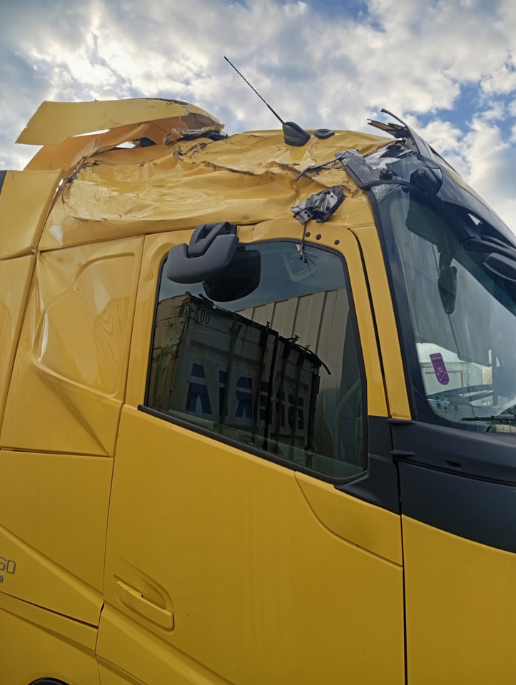VOLVO FH 460 Aero, Damaged, Located in Bari,Italy - Sadulveok: pilt 5 VOLVO FH 460 Aero, Damaged, Located in Bari,Italy - Sadulveok: pilt 5