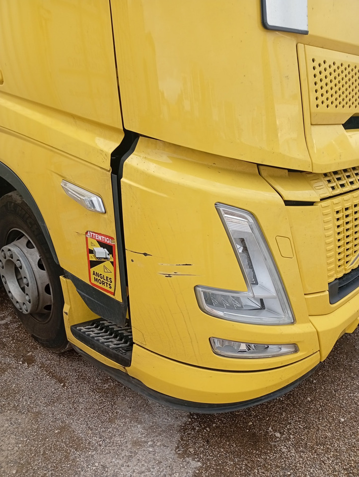 VOLVO FH 460 Aero, Damaged, Located in Bari,Italy - Sadulveok: pilt 4 VOLVO FH 460 Aero, Damaged, Located in Bari,Italy - Sadulveok: pilt 4