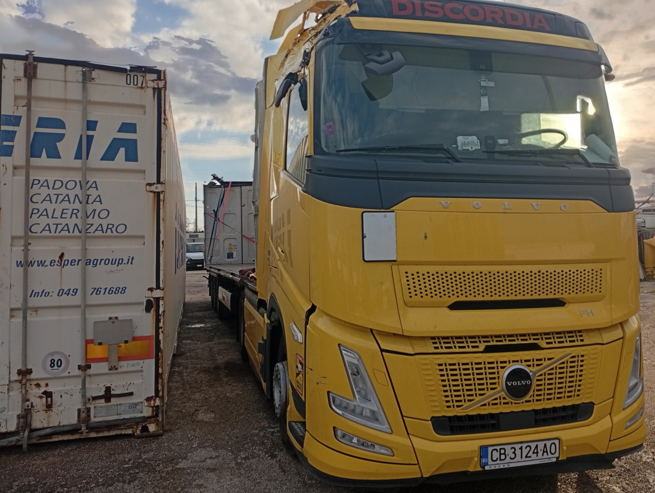 VOLVO FH 460 Aero, Damaged, Located in Bari,Italy - Sadulveok: pilt 1 VOLVO FH 460 Aero, Damaged, Located in Bari,Italy - Sadulveok: pilt 1