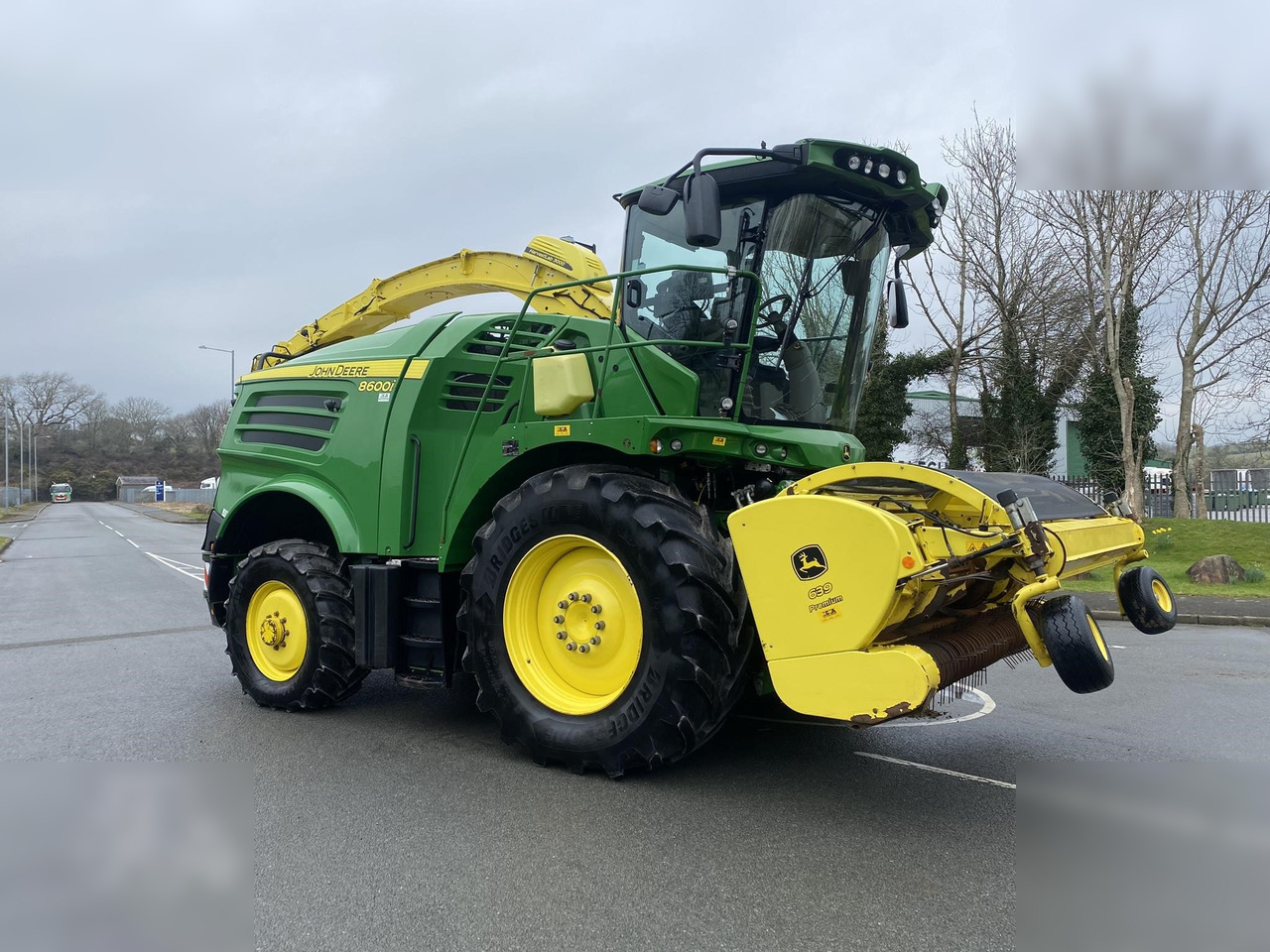 2020 JOHN DEERE 8600 - Koristusmasin: pilt 2 2020 JOHN DEERE 8600 - Koristusmasin: pilt 2