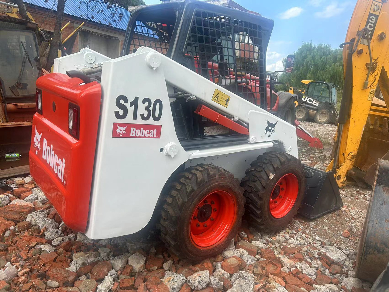 BOBCAT S130 skid steer loader - Kompaktlaadur: pilt 1 BOBCAT S130 skid steer loader - Kompaktlaadur: pilt 1