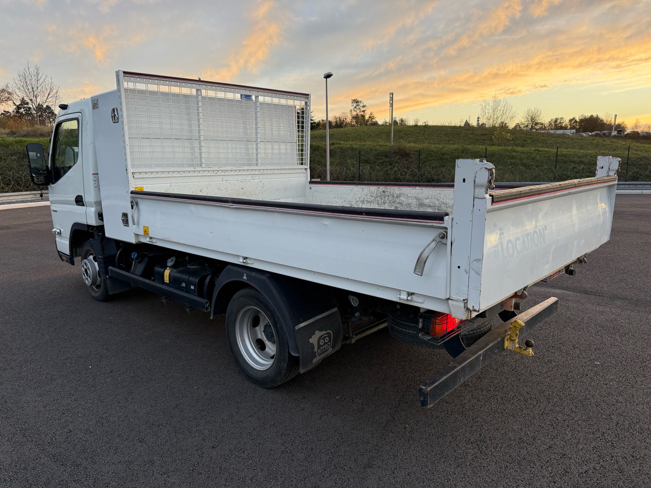 Mitsubishi Canter Fuso - Tarbesõiduk kallur: pilt 3 Mitsubishi Canter Fuso - Tarbesõiduk kallur: pilt 3