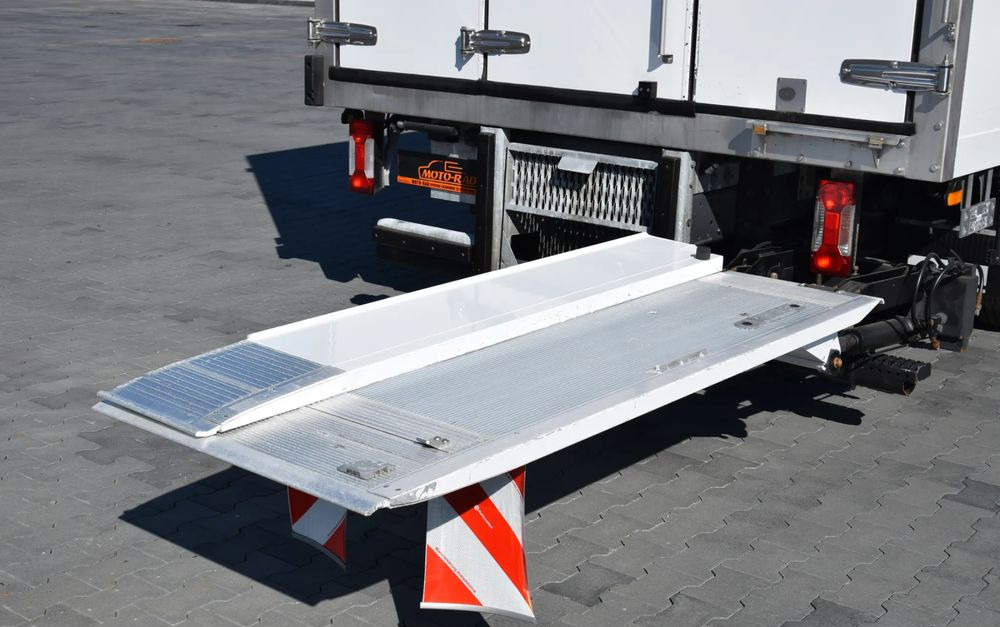 Külmutiga veoauto Iveco DAILY 70C18 / 3.0 - 180 KM / AUTOMAT HI-MATIC / 3 OSOBY / CHŁODNIA - MROŹNIA 4,55 M / AGREGAD FRIGOBLOCK / WINDA SORENSEN / KLIMA / TEMPOMAT / KAMERA COFANIA / REGULOWANE ZAWIESZENIE / SERWISOWA: pilt 18 Külmutiga veoauto Iveco DAILY 70C18 / 3.0 - 180 KM / AUTOMAT HI-MATIC / 3 OSOBY / CHŁODNIA - MROŹNIA 4,55 M / AGREGAD FRIGOBLOCK / WINDA SORENSEN / KLIMA / TEMPOMAT / KAMERA COFANIA / REGULOWANE ZAWIESZENIE / SERWISOWA: pilt 18