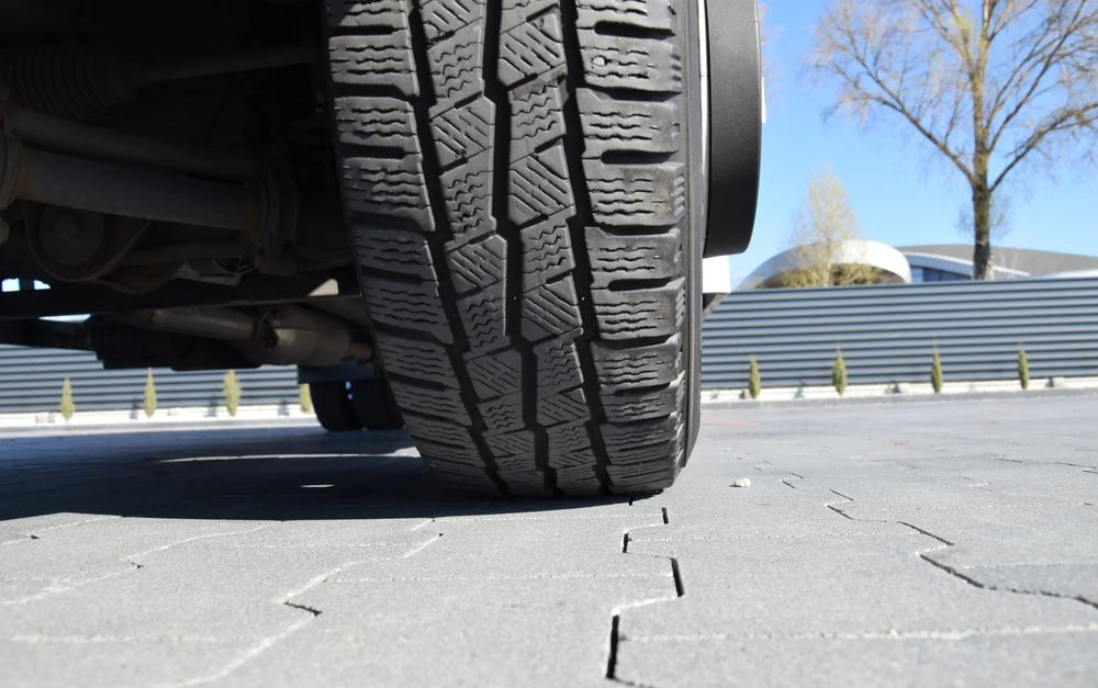 Külmutiga veoauto Iveco DAILY 70C18 / 3.0 - 180 KM / AUTOMAT HI-MATIC / 3 OSOBY / CHŁODNIA - MROŹNIA 4,55 M / AGREGAD FRIGOBLOCK / WINDA SORENSEN / KLIMA / TEMPOMAT / KAMERA COFANIA / REGULOWANE ZAWIESZENIE / SERWISOWA: pilt 13 Külmutiga veoauto Iveco DAILY 70C18 / 3.0 - 180 KM / AUTOMAT HI-MATIC / 3 OSOBY / CHŁODNIA - MROŹNIA 4,55 M / AGREGAD FRIGOBLOCK / WINDA SORENSEN / KLIMA / TEMPOMAT / KAMERA COFANIA / REGULOWANE ZAWIESZENIE / SERWISOWA: pilt 13