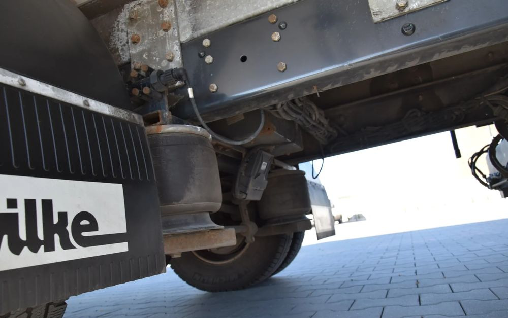 Külmutiga veoauto Iveco DAILY 70C18 / 3.0 - 180 KM / AUTOMAT HI-MATIC / 3 OSOBY / CHŁODNIA - MROŹNIA 4,55 M / AGREGAD FRIGOBLOCK / WINDA SORENSEN / KLIMA / TEMPOMAT / KAMERA COFANIA / REGULOWANE ZAWIESZENIE / SERWISOWA: pilt 16 Külmutiga veoauto Iveco DAILY 70C18 / 3.0 - 180 KM / AUTOMAT HI-MATIC / 3 OSOBY / CHŁODNIA - MROŹNIA 4,55 M / AGREGAD FRIGOBLOCK / WINDA SORENSEN / KLIMA / TEMPOMAT / KAMERA COFANIA / REGULOWANE ZAWIESZENIE / SERWISOWA: pilt 16