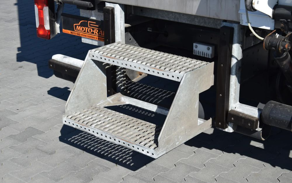 Külmutiga veoauto Iveco DAILY 70C18 / 3.0 - 180 KM / AUTOMAT HI-MATIC / 3 OSOBY / CHŁODNIA - MROŹNIA 4,55 M / AGREGAD FRIGOBLOCK / WINDA SORENSEN / KLIMA / TEMPOMAT / KAMERA COFANIA / REGULOWANE ZAWIESZENIE / SERWISOWA: pilt 20 Külmutiga veoauto Iveco DAILY 70C18 / 3.0 - 180 KM / AUTOMAT HI-MATIC / 3 OSOBY / CHŁODNIA - MROŹNIA 4,55 M / AGREGAD FRIGOBLOCK / WINDA SORENSEN / KLIMA / TEMPOMAT / KAMERA COFANIA / REGULOWANE ZAWIESZENIE / SERWISOWA: pilt 20