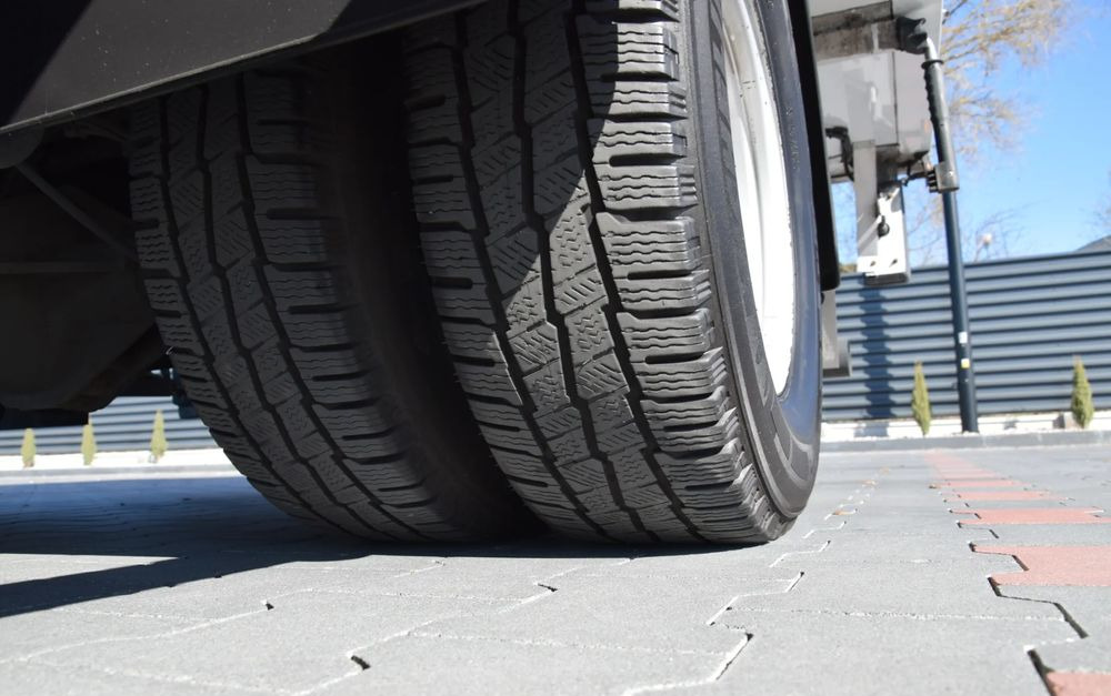 Külmutiga veoauto Iveco DAILY 70C18 / 3.0 - 180 KM / AUTOMAT HI-MATIC / 3 OSOBY / CHŁODNIA - MROŹNIA 4,55 M / AGREGAD FRIGOBLOCK / WINDA SORENSEN / KLIMA / TEMPOMAT / KAMERA COFANIA / REGULOWANE ZAWIESZENIE / SERWISOWA: pilt 15 Külmutiga veoauto Iveco DAILY 70C18 / 3.0 - 180 KM / AUTOMAT HI-MATIC / 3 OSOBY / CHŁODNIA - MROŹNIA 4,55 M / AGREGAD FRIGOBLOCK / WINDA SORENSEN / KLIMA / TEMPOMAT / KAMERA COFANIA / REGULOWANE ZAWIESZENIE / SERWISOWA: pilt 15