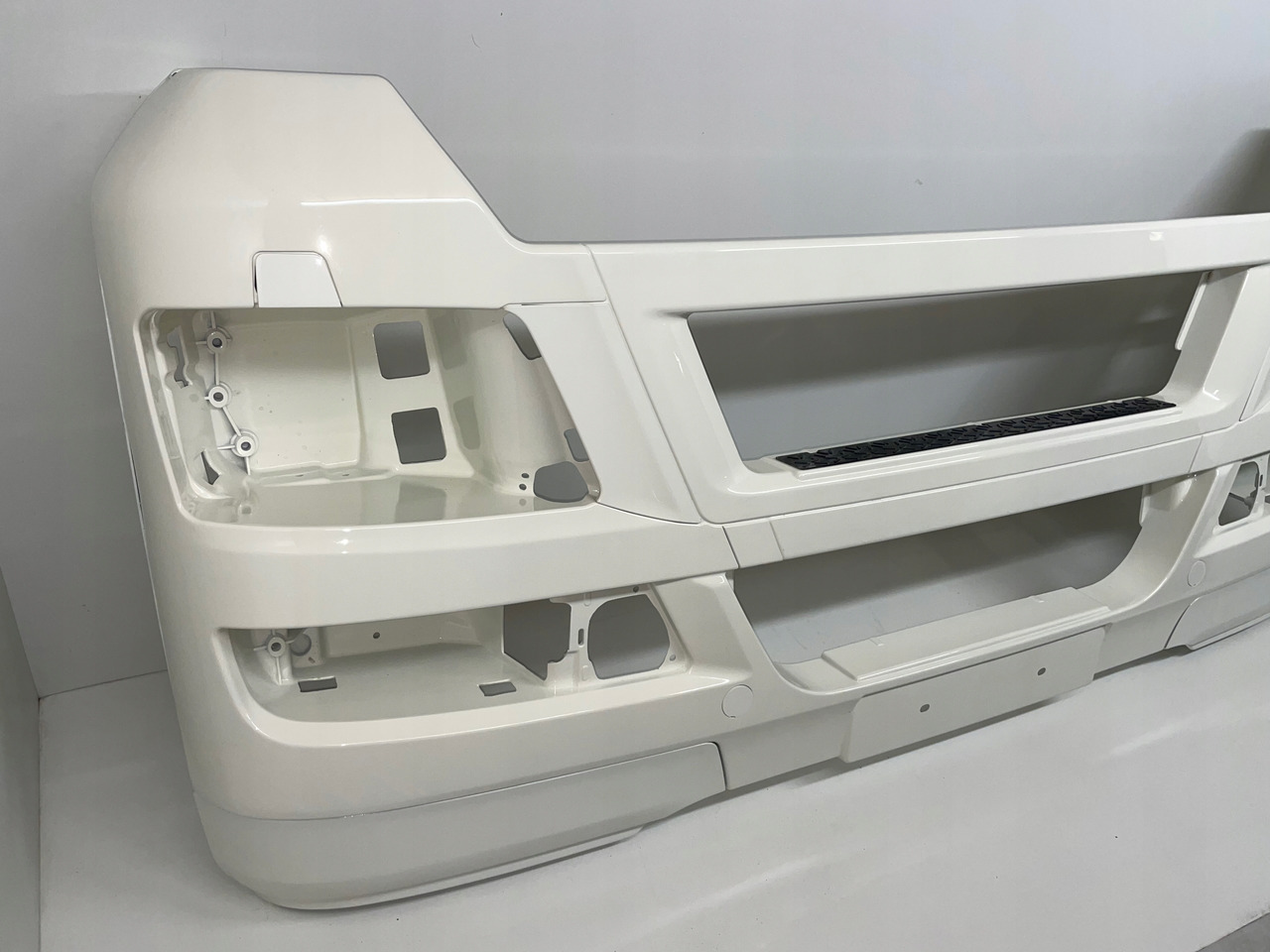 ZDERZAK MAN TGX RAL 9010 - Kaitseraud - Veoauto: pilt 3 ZDERZAK MAN TGX RAL 9010 - Kaitseraud - Veoauto: pilt 3