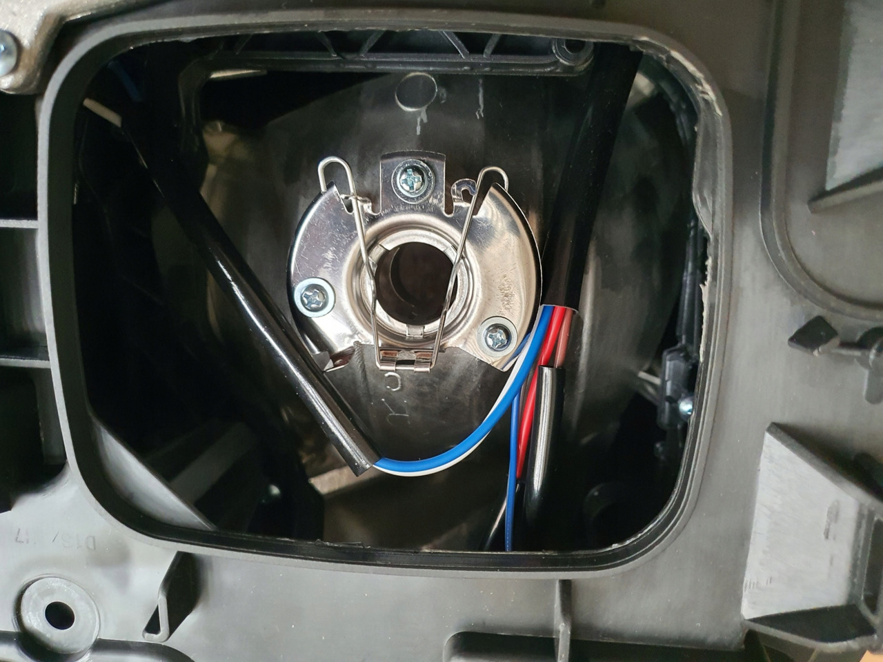 NOWY REFLEKTOR VOLVO FH4 PRAWY - Esituled - Veoauto: pilt 5 NOWY REFLEKTOR VOLVO FH4 PRAWY - Esituled - Veoauto: pilt 5