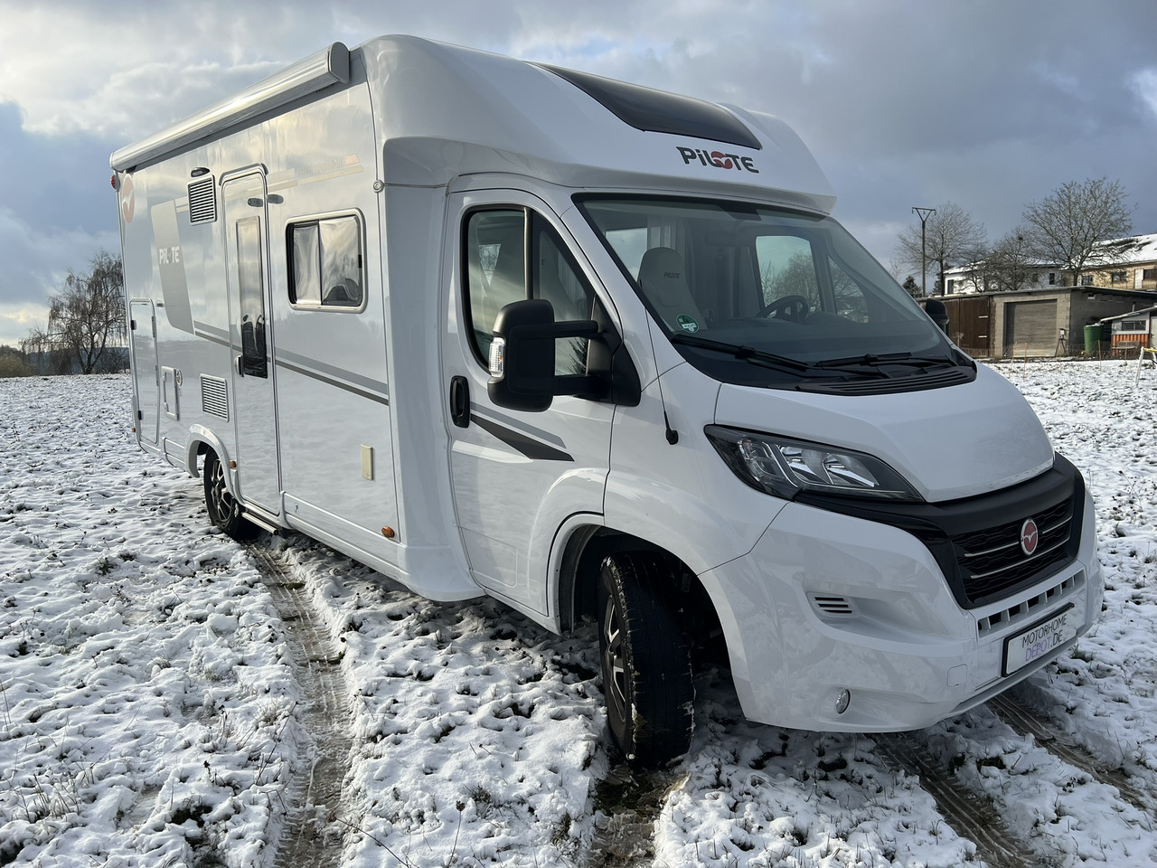 Pilote Pacific P696D Hubbett - Solar - Markise - Poolintegreeritud matkaauto: pilt 1 Pilote Pacific P696D Hubbett - Solar - Markise - Poolintegreeritud matkaauto: pilt 1