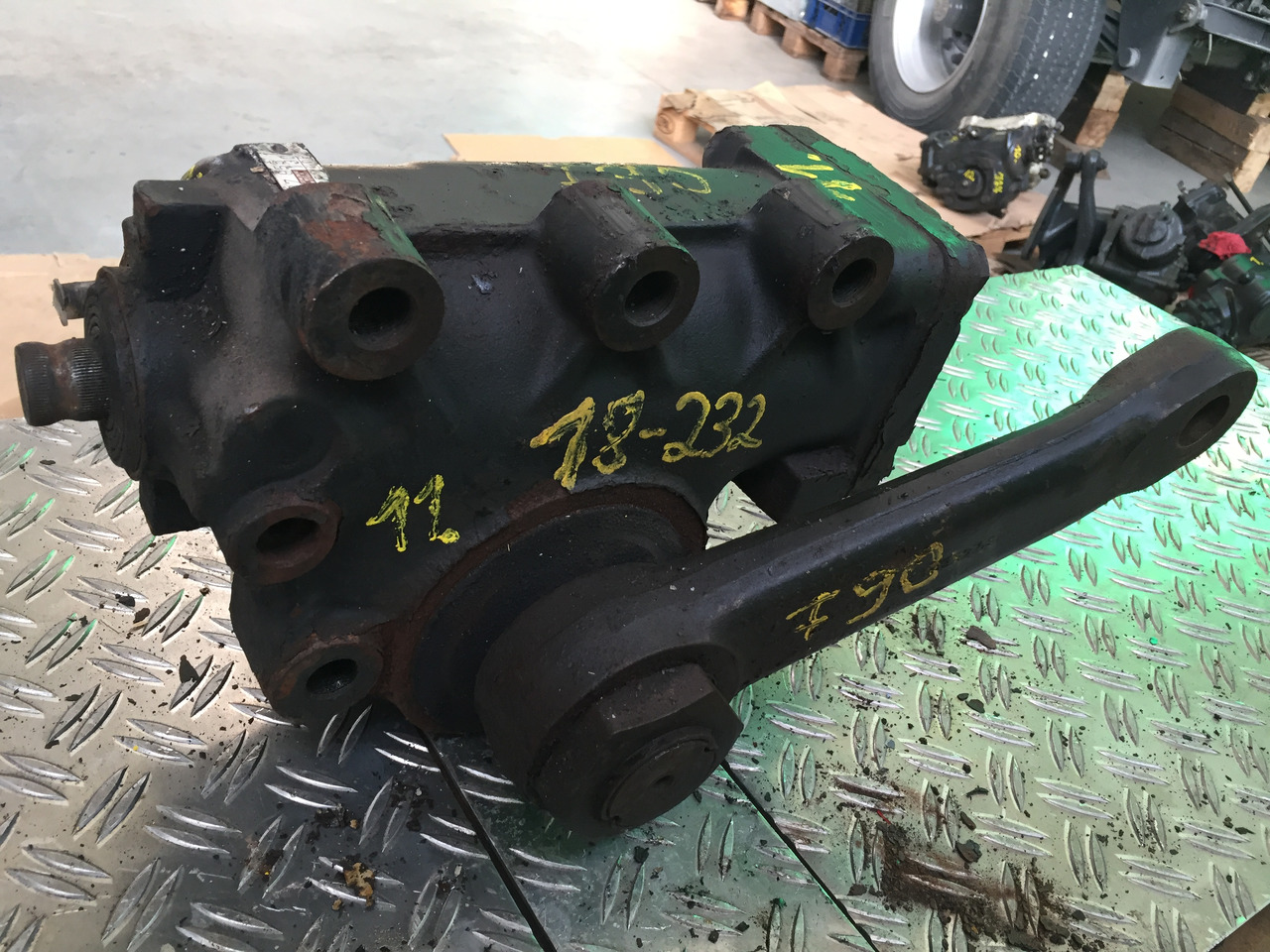 Gebrauchtes Lenkgetriebe MAN F 90, 18.232, Artikel - Nr.: 81.9999 - 9999 - Roolikarp - Veoauto: pilt 3 Gebrauchtes Lenkgetriebe MAN F 90, 18.232, Artikel - Nr.: 81.9999 - 9999 - Roolikarp - Veoauto: pilt 3