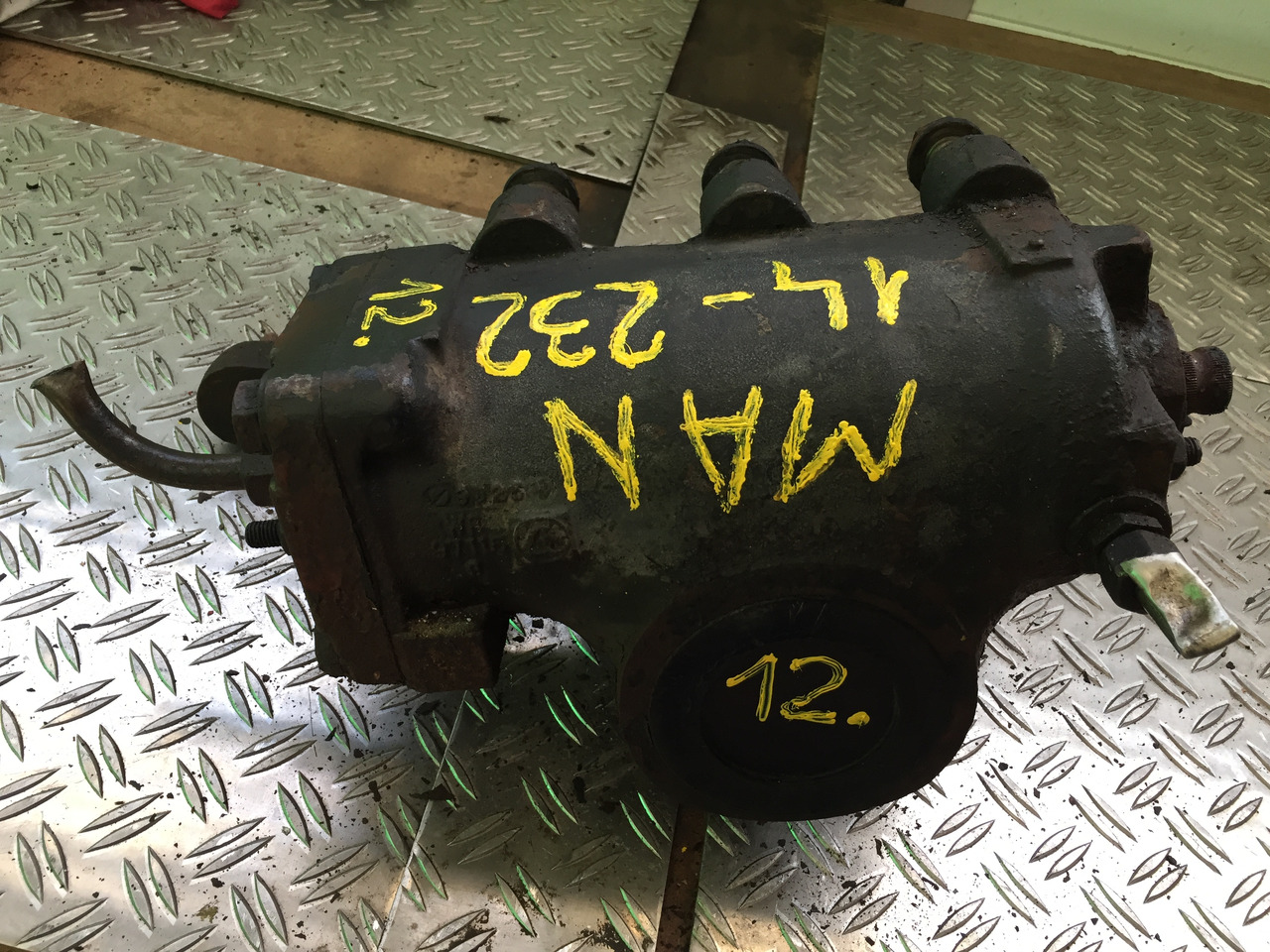 Gebrauchtes Lenkgetriebe MAN F90, 14.232, Artikel - Nr.: 81.9999 - 9999 - Roolikarp - Veoauto: pilt 3 Gebrauchtes Lenkgetriebe MAN F90, 14.232, Artikel - Nr.: 81.9999 - 9999 - Roolikarp - Veoauto: pilt 3