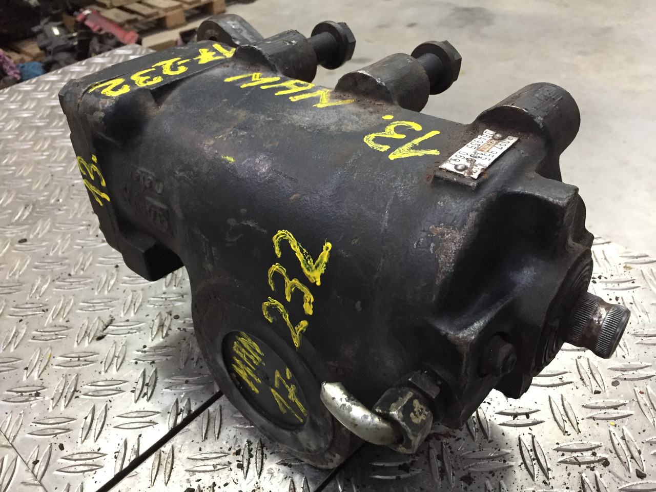 Gebrauchtes Lenkgetriebe MAN F90, 17.232, Artikel - Nr.: 81.9999 - 9999 - Roolikarp - Veoauto: pilt 3 Gebrauchtes Lenkgetriebe MAN F90, 17.232, Artikel - Nr.: 81.9999 - 9999 - Roolikarp - Veoauto: pilt 3