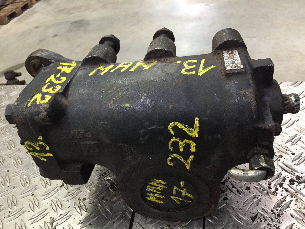 Gebrauchtes Lenkgetriebe MAN F90, 17.232, Artikel - Nr.: 81.9999 - 9999 - Roolikarp - Veoauto: pilt 4 Gebrauchtes Lenkgetriebe MAN F90, 17.232, Artikel - Nr.: 81.9999 - 9999 - Roolikarp - Veoauto: pilt 4