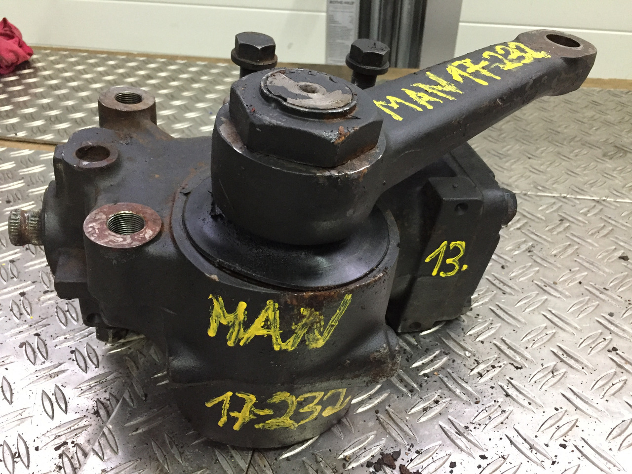 Gebrauchtes Lenkgetriebe MAN F90, 17.232, Artikel - Nr.: 81.9999 - 9999 - Roolikarp - Veoauto: pilt 1 Gebrauchtes Lenkgetriebe MAN F90, 17.232, Artikel - Nr.: 81.9999 - 9999 - Roolikarp - Veoauto: pilt 1