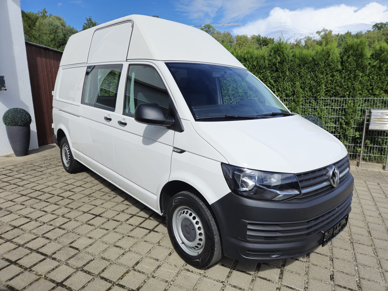 Volkswagen T6 Transporter Benzin Hochdach LR Standheizung - Väike kaubik: pilt 2 Volkswagen T6 Transporter Benzin Hochdach LR Standheizung - Väike kaubik: pilt 2