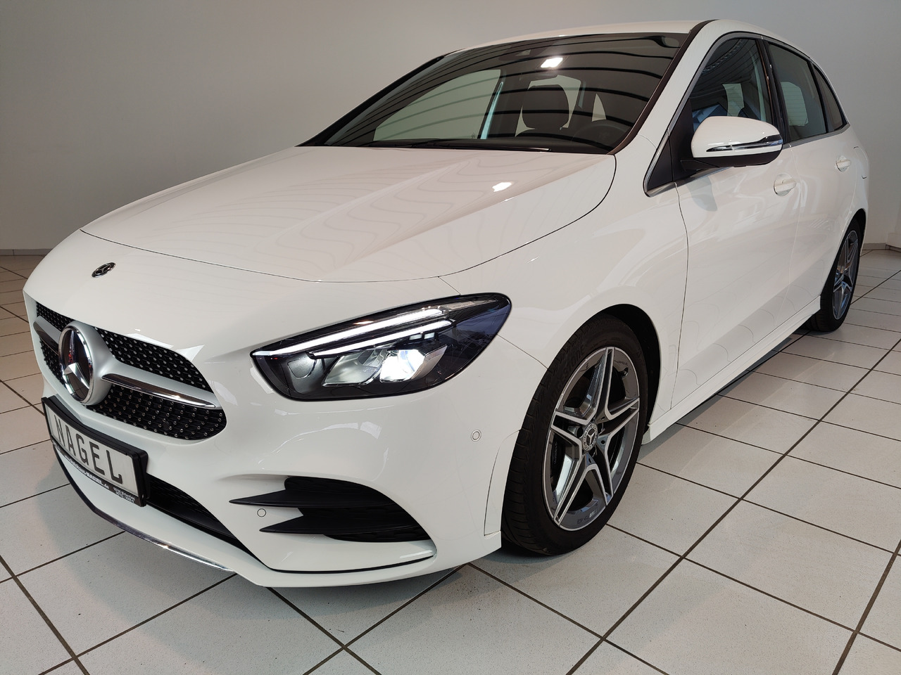 Mercedes-Benz B 200 d 8G-DCT AMG Line Kam Navi SHZ LED - Auto: pilt 1 Mercedes-Benz B 200 d 8G-DCT AMG Line Kam Navi SHZ LED - Auto: pilt 1