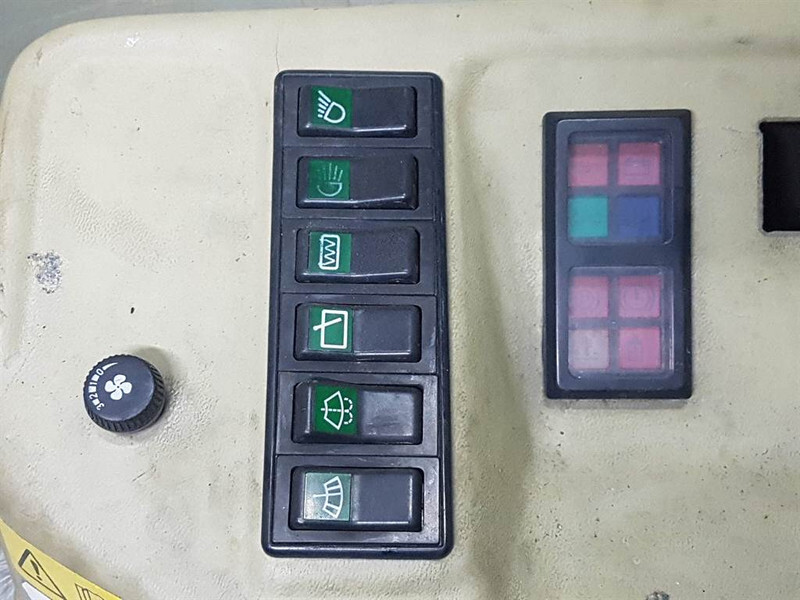 Ahlmann AZ14 - Dashboard/Console/Konsole - Kabiin ja interjöör - Ehitusmasinad: pilt 5 Ahlmann AZ14 - Dashboard/Console/Konsole - Kabiin ja interjöör - Ehitusmasinad: pilt 5