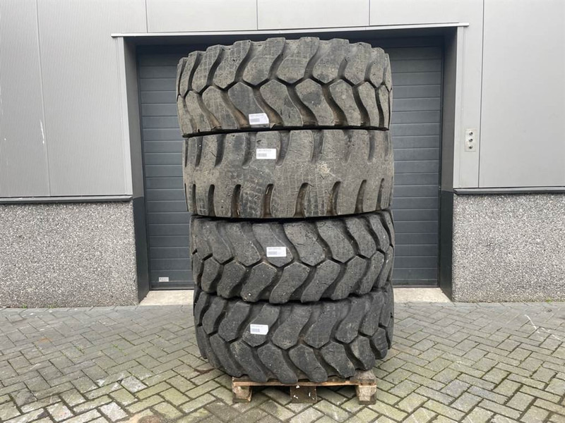 Claas CL956-Michelin 17.5R25-Tire/Reifen/Band - Rehvid ja veljed - Ehitusmasinad: pilt 1 Claas CL956-Michelin 17.5R25-Tire/Reifen/Band - Rehvid ja veljed - Ehitusmasinad: pilt 1
