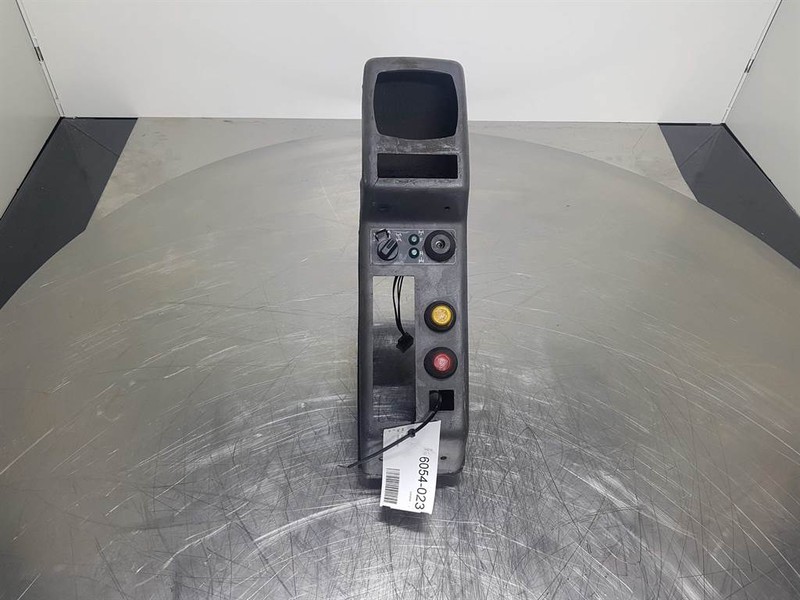 Komatsu PW 75/95 (FAI) - Dashboard/Console/Konsole - Kabiin ja interjöör - Ehitusmasinad: pilt 2 Komatsu PW 75/95 (FAI) - Dashboard/Console/Konsole - Kabiin ja interjöör - Ehitusmasinad: pilt 2