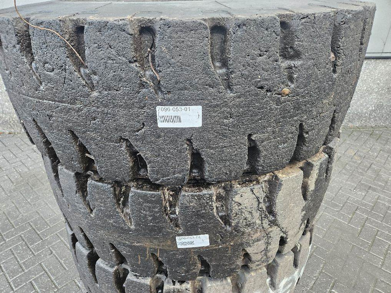 New Holland W110C-Barkley 17.5R25-Tire/Reifen/Band - Rehvid ja veljed - Ehitusmasinad: pilt 2 New Holland W110C-Barkley 17.5R25-Tire/Reifen/Band - Rehvid ja veljed - Ehitusmasinad: pilt 2