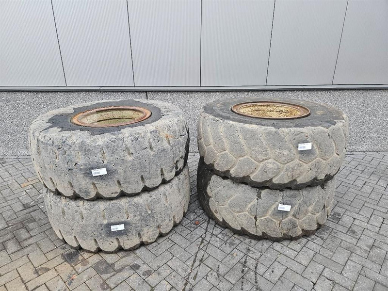 Terex TL260S-Banden 20.5-R25-Solid wheels / Full Gummi - Rehvid ja veljed - Ehitusmasinad: pilt 1 Terex TL260S-Banden 20.5-R25-Solid wheels / Full Gummi - Rehvid ja veljed - Ehitusmasinad: pilt 1