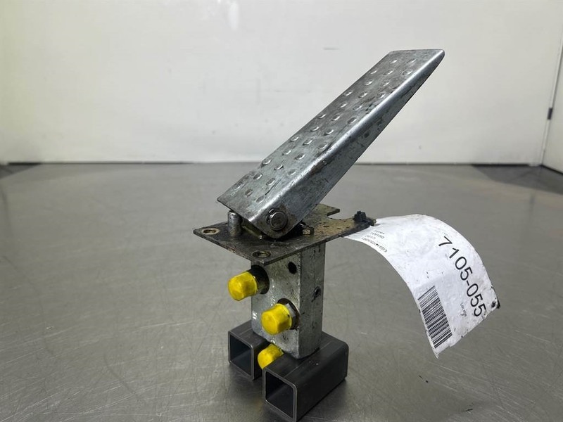 Terex TW150-Atlas 6049419/6047885-Gas pedal - Kabiin ja interjöör - Ehitusmasinad: pilt 5 Terex TW150-Atlas 6049419/6047885-Gas pedal - Kabiin ja interjöör - Ehitusmasinad: pilt 5