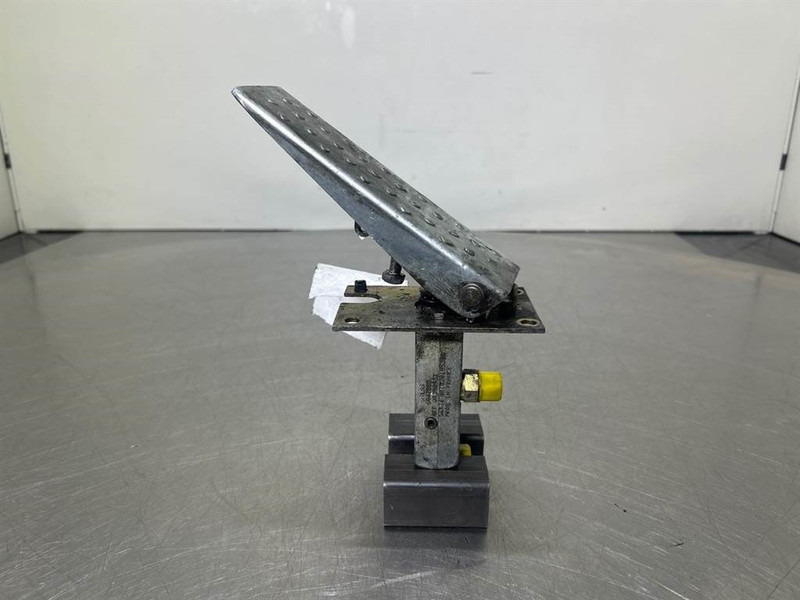 Terex TW150-Atlas 6049419/6047885-Gas pedal - Kabiin ja interjöör - Ehitusmasinad: pilt 2 Terex TW150-Atlas 6049419/6047885-Gas pedal - Kabiin ja interjöör - Ehitusmasinad: pilt 2