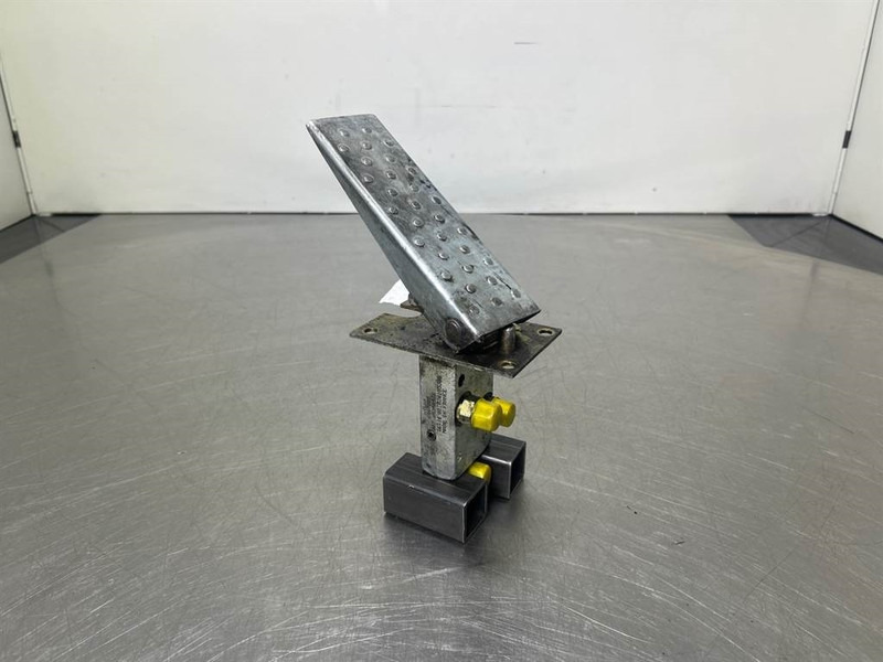 Terex TW150-Atlas 6049419/6047885-Gas pedal - Kabiin ja interjöör - Ehitusmasinad: pilt 1 Terex TW150-Atlas 6049419/6047885-Gas pedal - Kabiin ja interjöör - Ehitusmasinad: pilt 1