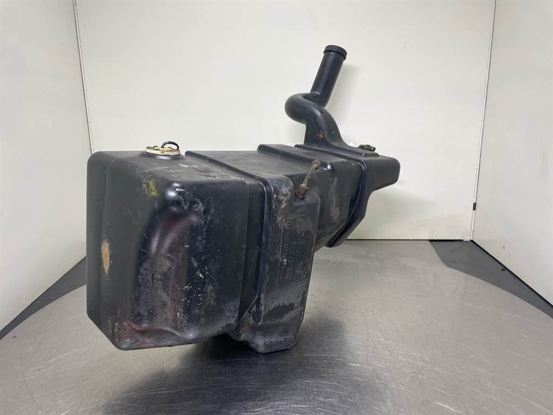 Volvo L30D-VOE11370525-Fuel tank/Kraftstofftank/Tank - Raam/ Konstruktsioon - Ehitusmasinad: pilt 4 Volvo L30D-VOE11370525-Fuel tank/Kraftstofftank/Tank - Raam/ Konstruktsioon - Ehitusmasinad: pilt 4