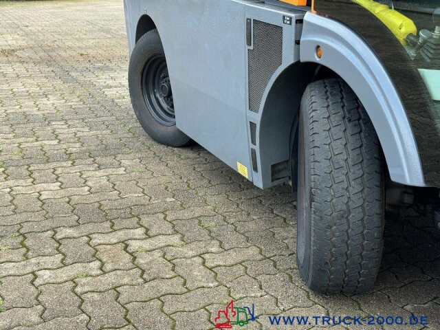 DULEVO 2000 3 Besen- 4x4Allrad- 4 Radlenkung - Tänavapühkimismasin: pilt 4 DULEVO 2000 3 Besen- 4x4Allrad- 4 Radlenkung - Tänavapühkimismasin: pilt 4