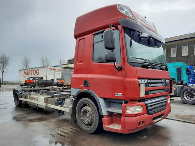 DAF CF75.360 MANUAL GEARBOX - Konteinerveduk/ Tõstukiga veoauto: pilt 2 DAF CF75.360 MANUAL GEARBOX - Konteinerveduk/ Tõstukiga veoauto: pilt 2