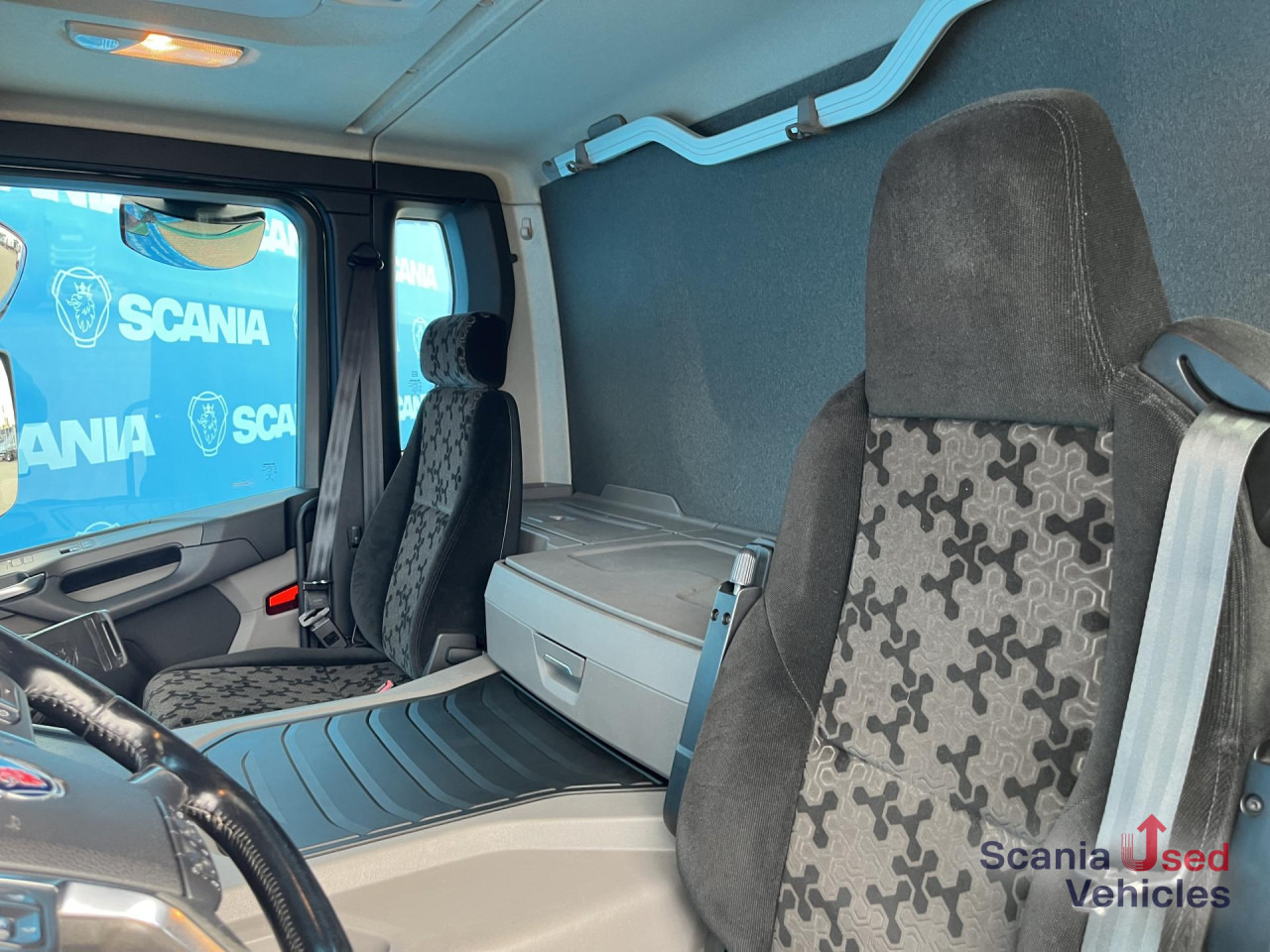 SCANIA P 320 B6x2*4NB RETARDER FULL AIR 8T 7.2x2.5x2.35M - Kasti veoauto: pilt 2 SCANIA P 320 B6x2*4NB RETARDER FULL AIR 8T 7.2x2.5x2.35M - Kasti veoauto: pilt 2