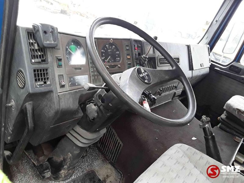 Interior photo 2: Kallurauto MAN 26.422 25-422 manual pump