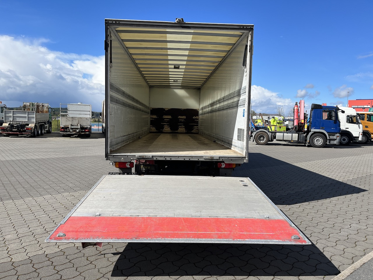 Iveco 120E25 Eurocargo 4x2 Koffer | Ladebordwand - Kasti veoauto: pilt 2 Iveco 120E25 Eurocargo 4x2 Koffer | Ladebordwand - Kasti veoauto: pilt 2