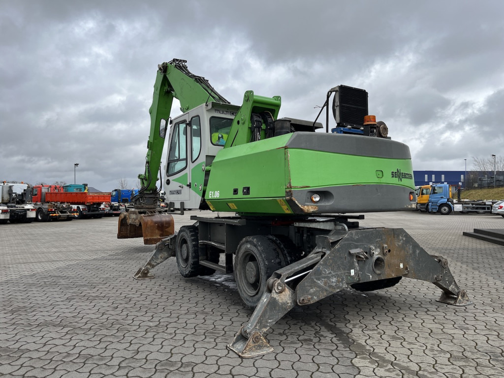 Sennebogen 818 Umschlagbagger Greifer - Ratastel ekskavaator: pilt 4 Sennebogen 818 Umschlagbagger Greifer - Ratastel ekskavaator: pilt 4