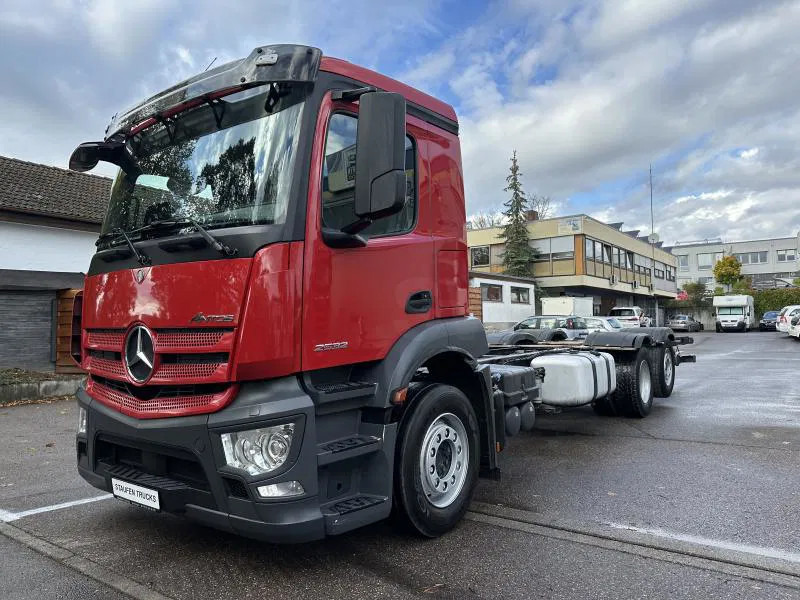 Mercedes-Benz 2532 LL 6x2 LANGES Fahrgestell Intarder Lenkachse - Kabiinišassiiga veoauto: pilt 1 Mercedes-Benz 2532 LL 6x2 LANGES Fahrgestell Intarder Lenkachse - Kabiinišassiiga veoauto: pilt 1