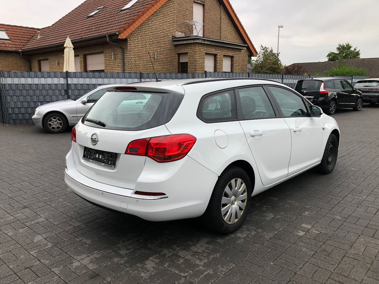 Opel Astra J 1.6 CDTi Sports Tourer Edition - Universaal: pilt 2 Opel Astra J 1.6 CDTi Sports Tourer Edition - Universaal: pilt 2