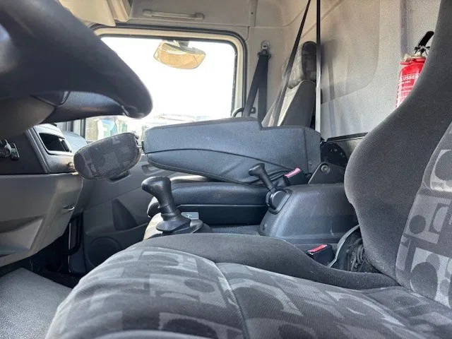 Külmutiga veoauto Mercedes-Benz Atego 816 L 4x2 ORIGINAL DUTCH COOLER TRUCK WITH CARRIER XARIOS 600D/E (MANUAL GEARBOX / AIRCONDITIONING / 2.000 KG. TAILLIFT): pilt 6