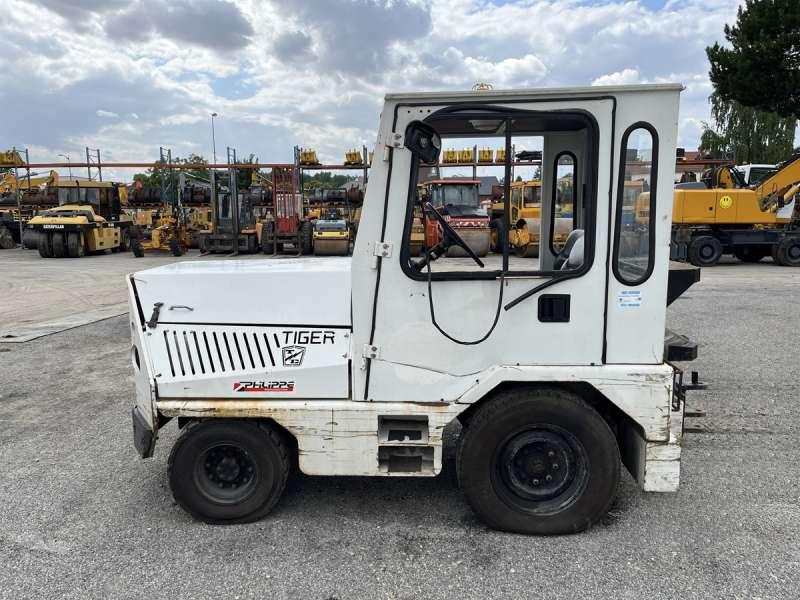 TAYLOR-DUNN TC-40 - Traktor: pilt 4 TAYLOR-DUNN TC-40 - Traktor: pilt 4