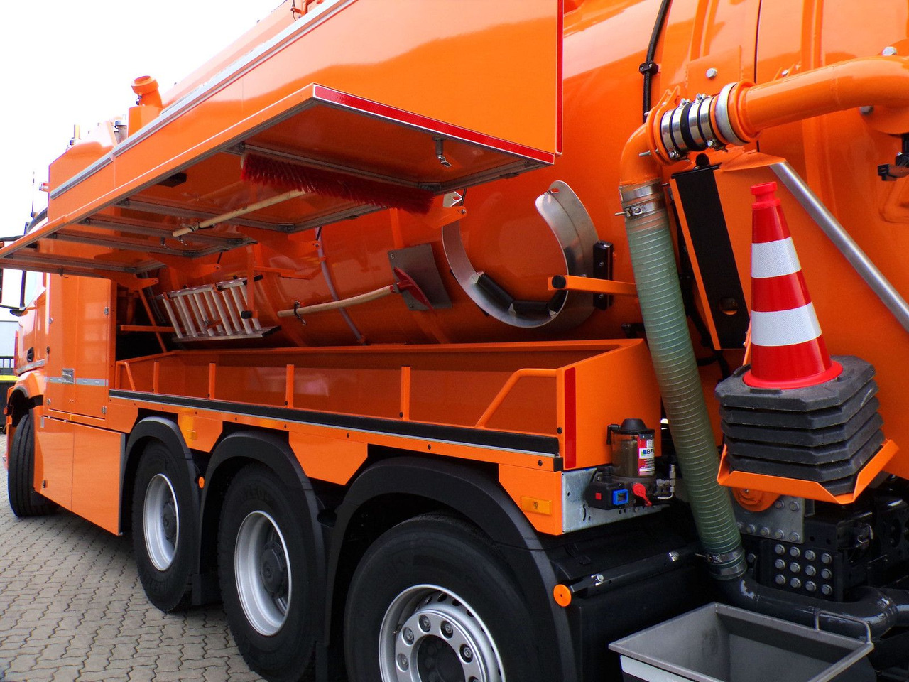 Mercedes-Benz Arocs 3551 8x4 Müller 16mCanalmaster F160EWA WRG - Vaakumveok: pilt 5 Mercedes-Benz Arocs 3551 8x4 Müller 16mCanalmaster F160EWA WRG - Vaakumveok: pilt 5