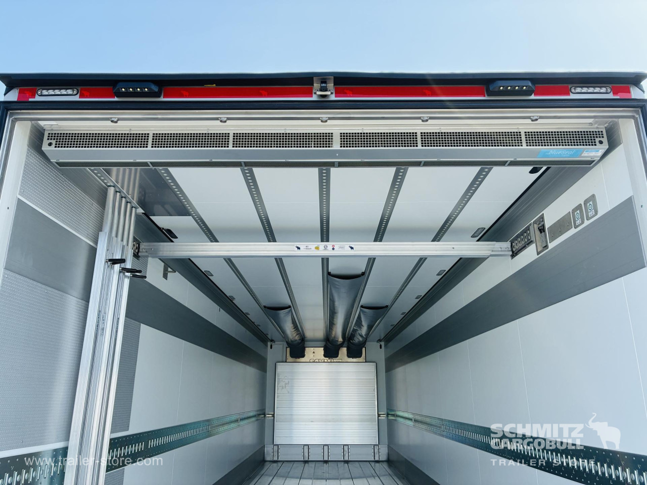 SCHMITZ Auflieger Tiefkühler Standard Taillift - Isotermiline poolhaagis: pilt 2 SCHMITZ Auflieger Tiefkühler Standard Taillift - Isotermiline poolhaagis: pilt 2