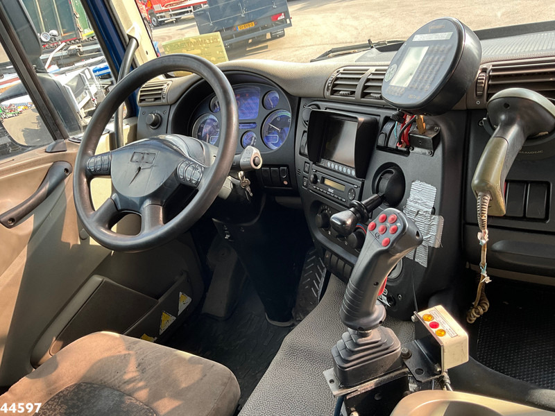 Interior photo 1: DAF FAX 85 CF 360 8x2 Euro 5 Hiab 16 Tonmeter laadkraan liising DAF FAX 85 CF 360 8x2 Euro 5 Hiab 16 Tonmeter laadkraan