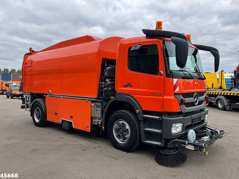 Mercedes-Benz Axor 1833 4x4 Schörling SORF Schienenreinigungs/Railway sweeper Just 38.680 Km! - Tänavapühkimismasin: pilt 5 Mercedes-Benz Axor 1833 4x4 Schörling SORF Schienenreinigungs/Railway sweeper Just 38.680 Km! - Tänavapühkimismasin: pilt 5