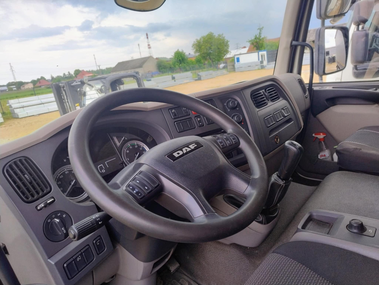 DAF LF 250 / Curtainsider 18 EPAL / sleeping cab - Tent veoauto: pilt 5 DAF LF 250 / Curtainsider 18 EPAL / sleeping cab - Tent veoauto: pilt 5