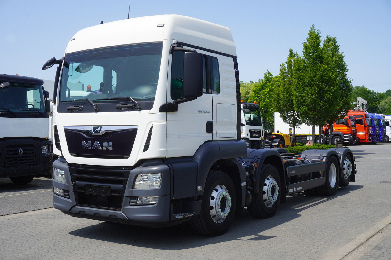 MAN TGS 35.420 8x2 / Chassis 6.4 m / 3 steered axles - Kabiinišassiiga veoauto: pilt 2 MAN TGS 35.420 8x2 / Chassis 6.4 m / 3 steered axles - Kabiinišassiiga veoauto: pilt 2