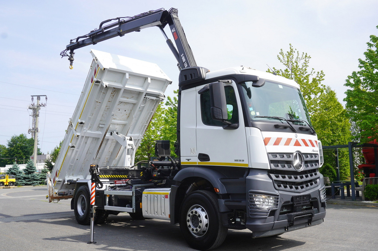 Madelveok/ Platvormveok, Kraanaga veoauto MERCEDES-BENZ Arocs 1833 / 87,000 km!!! / Hds HIAB X-DUO 128 B-2 / three-sided tipper: pilt 8