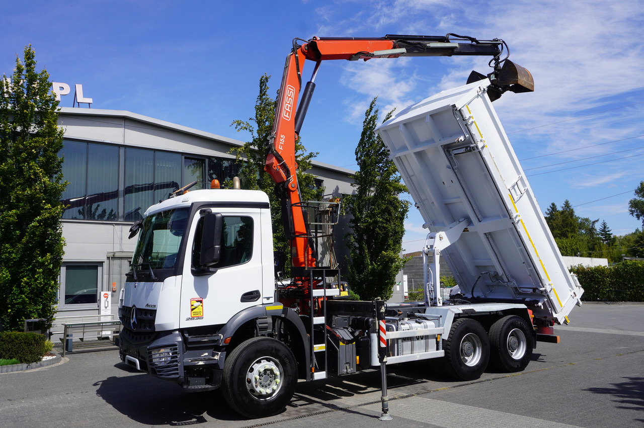 MERCEDES-BENZ Arocs 2636 / 6x4 / HDS Fassi / 3-Way Tipper / Bortmatic - Kraanaga veoauto: pilt 1 MERCEDES-BENZ Arocs 2636 / 6x4 / HDS Fassi / 3-Way Tipper / Bortmatic - Kraanaga veoauto: pilt 1
