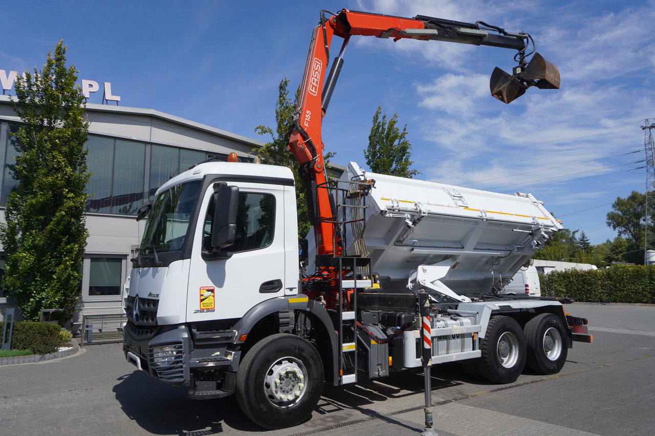MERCEDES-BENZ Arocs 2636 / 6x4 / HDS Fassi / 3-Way Tipper / Bortmatic - Kraanaga veoauto: pilt 2 MERCEDES-BENZ Arocs 2636 / 6x4 / HDS Fassi / 3-Way Tipper / Bortmatic - Kraanaga veoauto: pilt 2