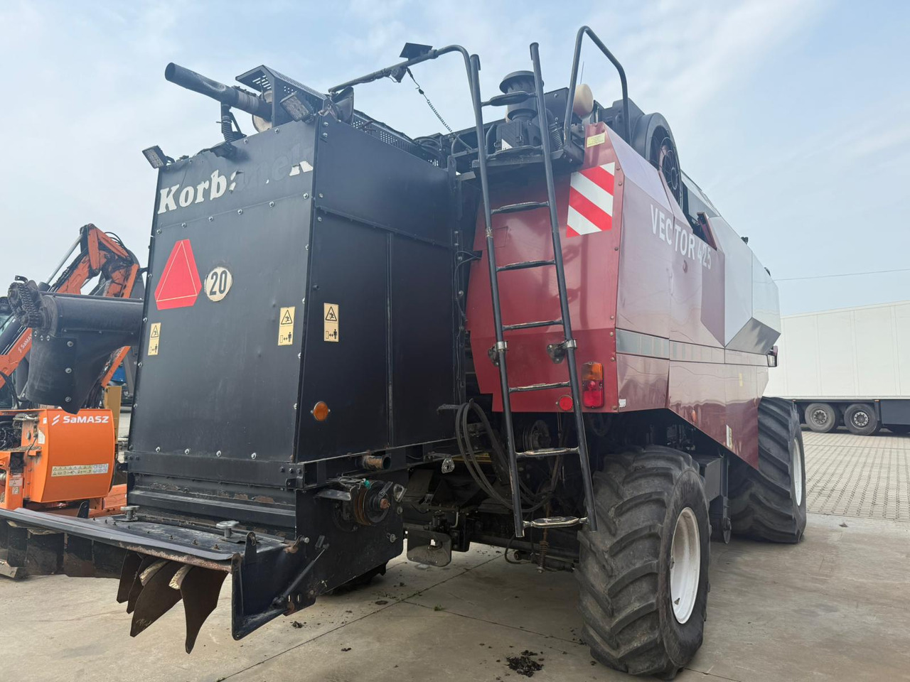 ROSTSELMASH VECTOR 425 RSM-101 grain harvester + Header 5 m + rapeseed harvesting extension / 2300 MTH - Kombain: pilt 3 ROSTSELMASH VECTOR 425 RSM-101 grain harvester + Header 5 m + rapeseed harvesting extension / 2300 MTH - Kombain: pilt 3